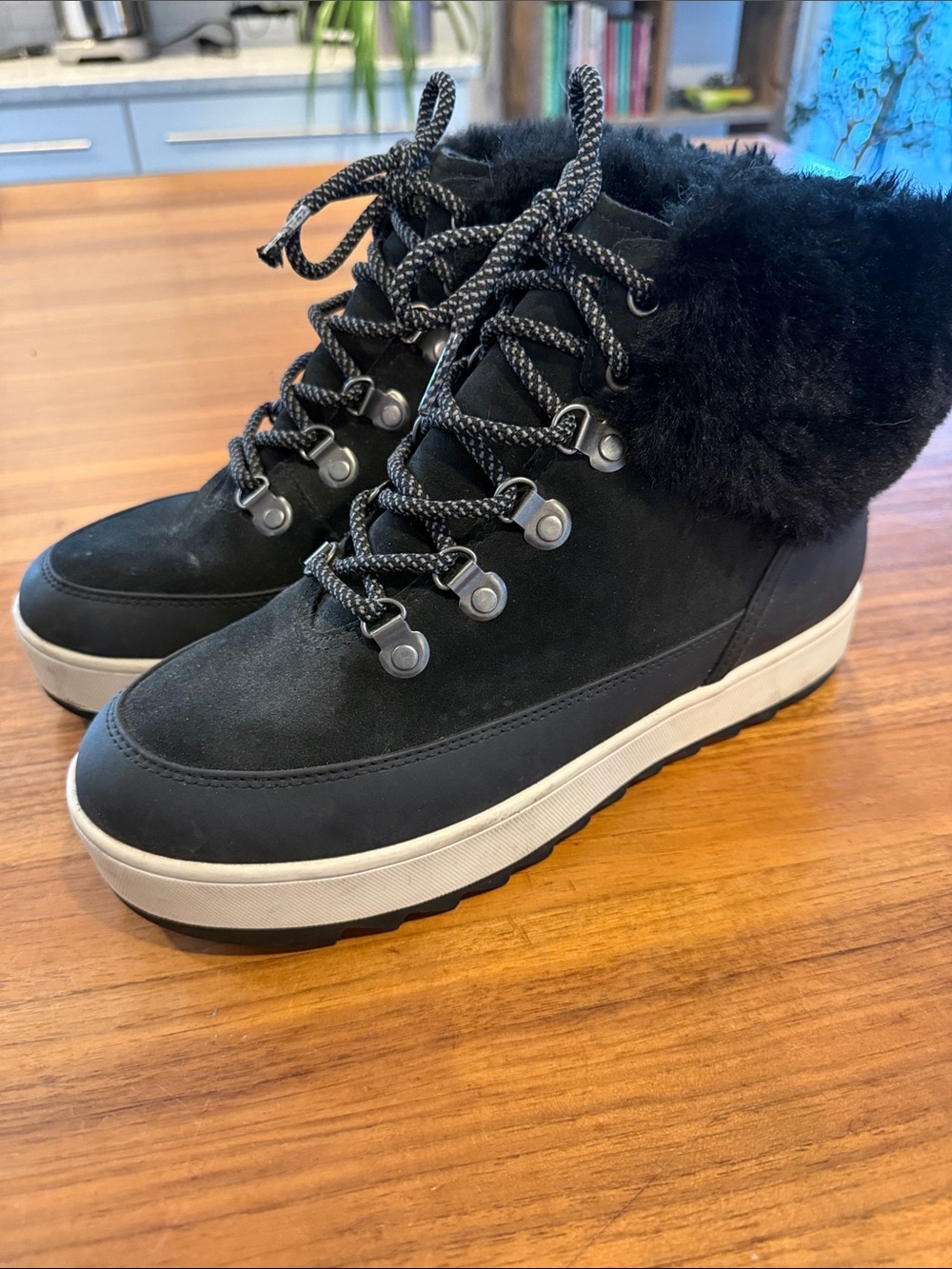Worn once! Koolaburra by UGG Women's TYNLEE ZIP Boots sz 9